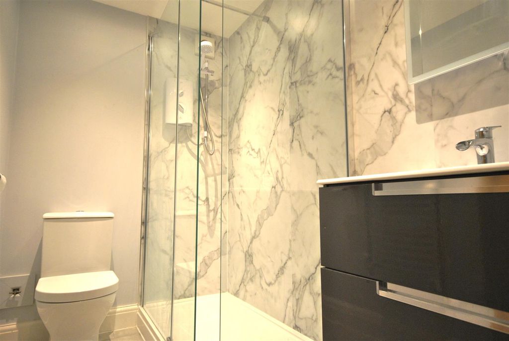 Additional image 4 of 2 bed flat to rentThe Esplanade, Tenby SA70