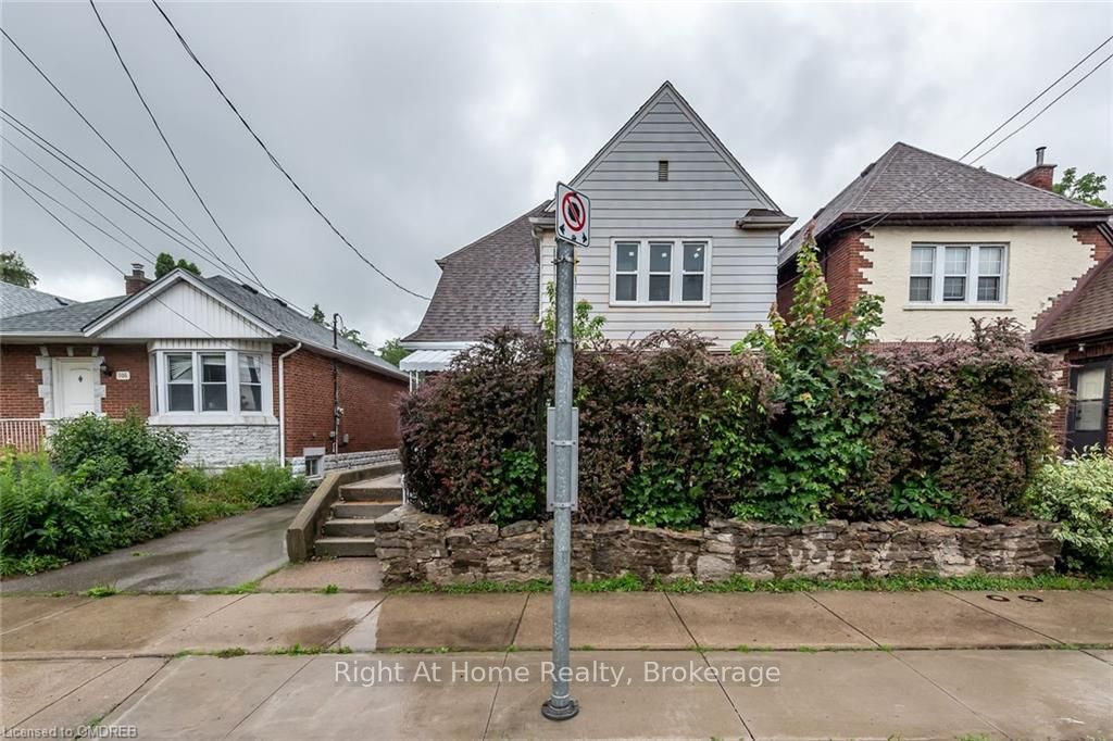 2 Room #1-104 Longwood Road S, Hamilton, ON, L8S 1S6