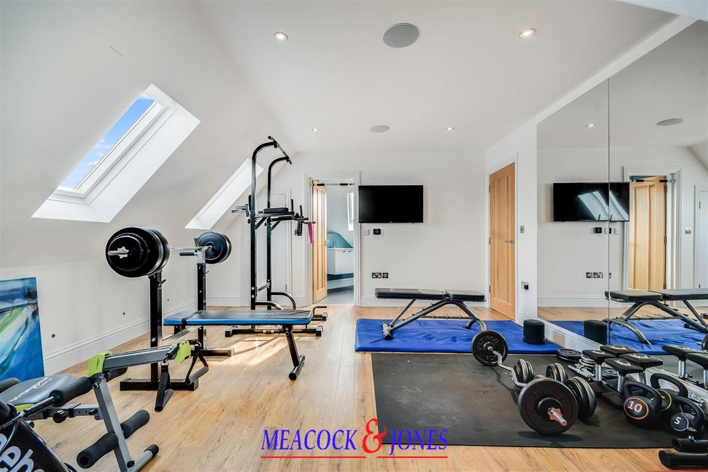 Additional image 19 of 5 bed detached house to rentRoundwood Avenue, Hutton Mount, Brentwood CM13