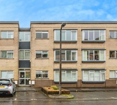 Long Oaks Court, Swansea SA2