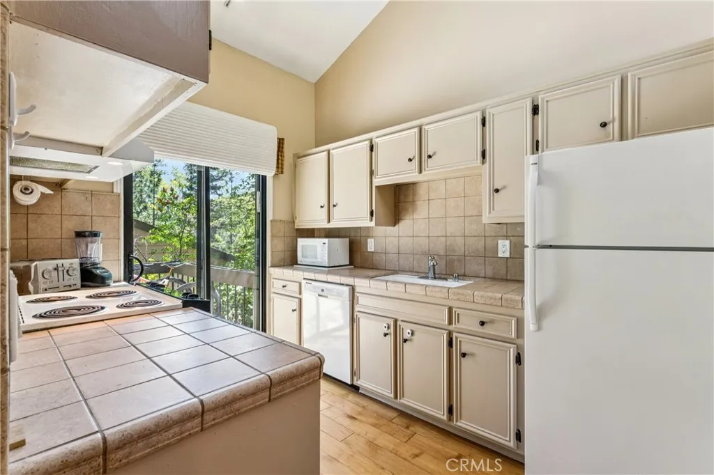 Additional image 35 of 27821 Peninsula Dr N Unit 315, Lake Arrowhead, CA 92352