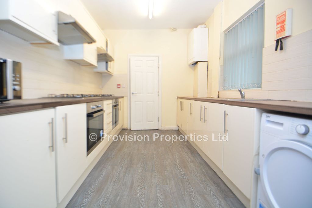 Additional image 4 of 7 bed semi-detached house to rentSt Michaels Lane, Headingley, Leeds LS6