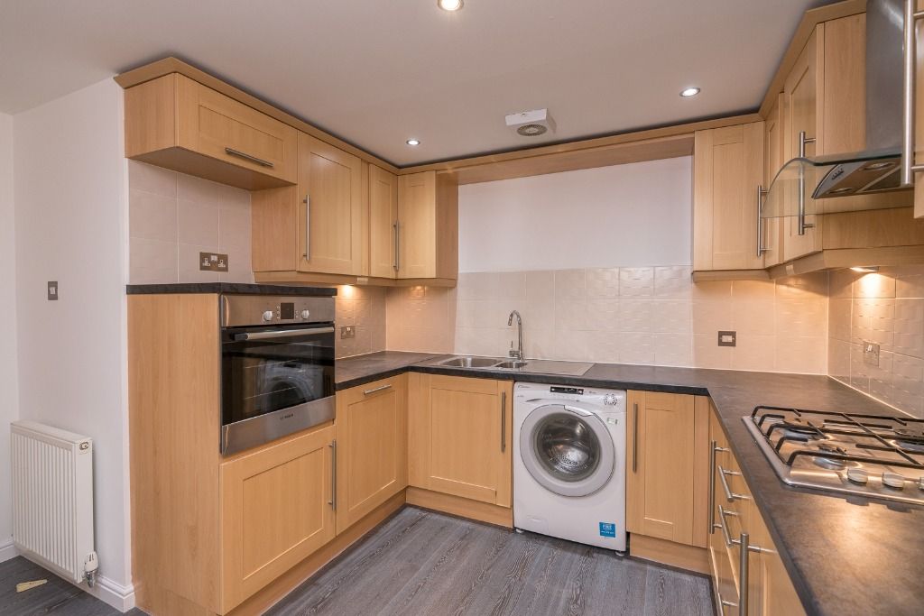 2 bed flat to rentJardine Place, Bathgate, West Lothian EH48 photo 2