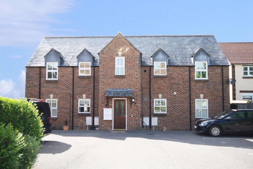 2 bed flat to rentButhay Court, Royal Wootton Bassett SN4