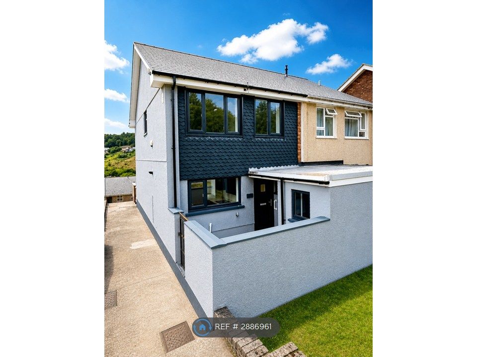 4 bed semi-detached house to rentHill Crest View, Abertillery NP13