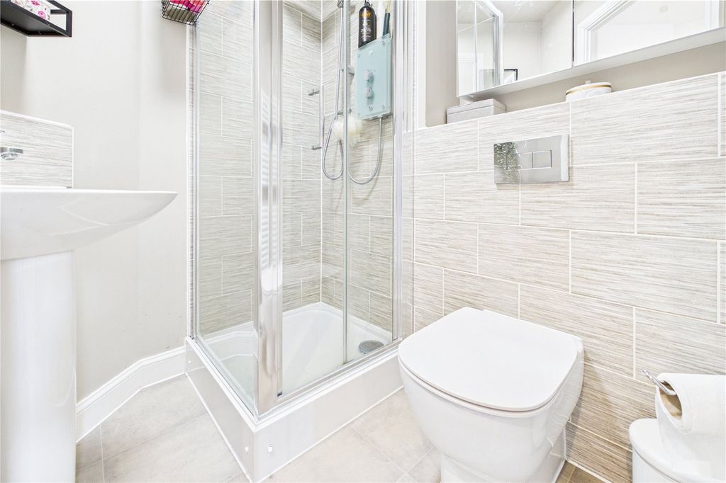 Additional image 6 of 2 bed flat to rentHutton Close, Newbury, Berkshire RG14