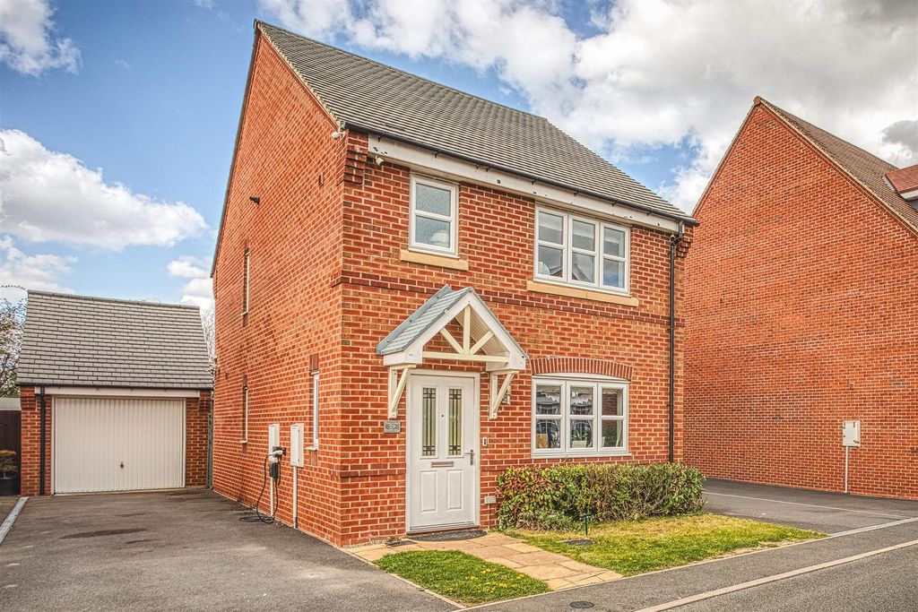 3 bed detached house to rentRadcliffe Way, Littleover, Derby DE23