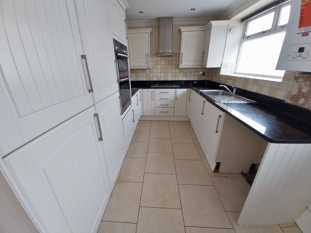 Additional image 3 of 2 bed flat for salePicton Avenue, Porthcawl CF36