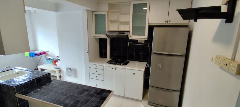 102 Henderson Crescent photo 4