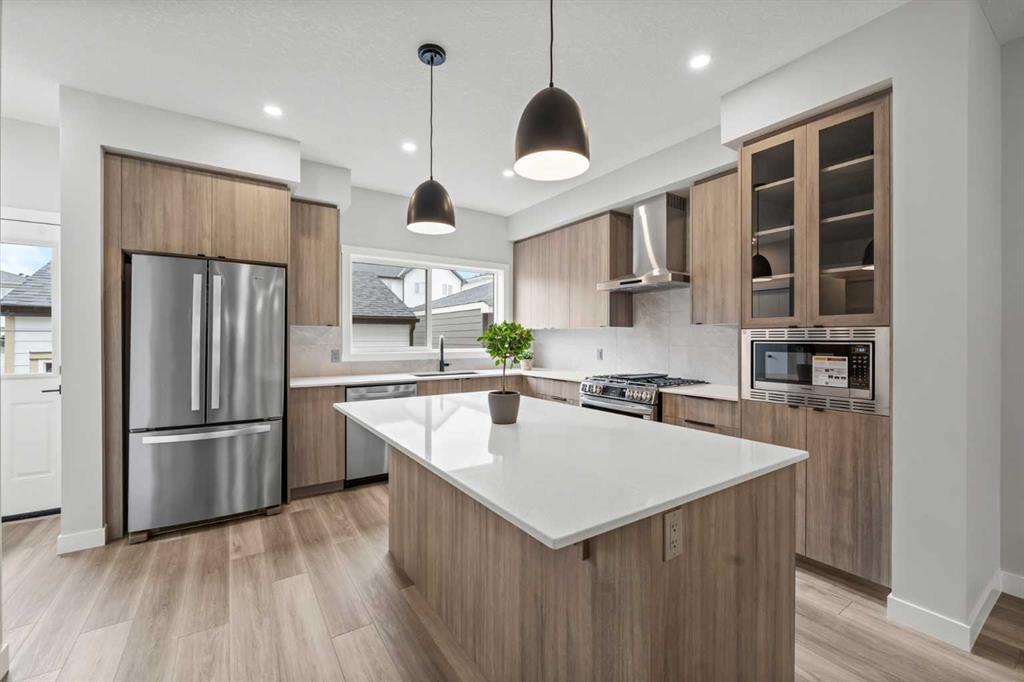 Additional image 3 of 46 Versant View SW, Calgary, AB, T2Y0S8