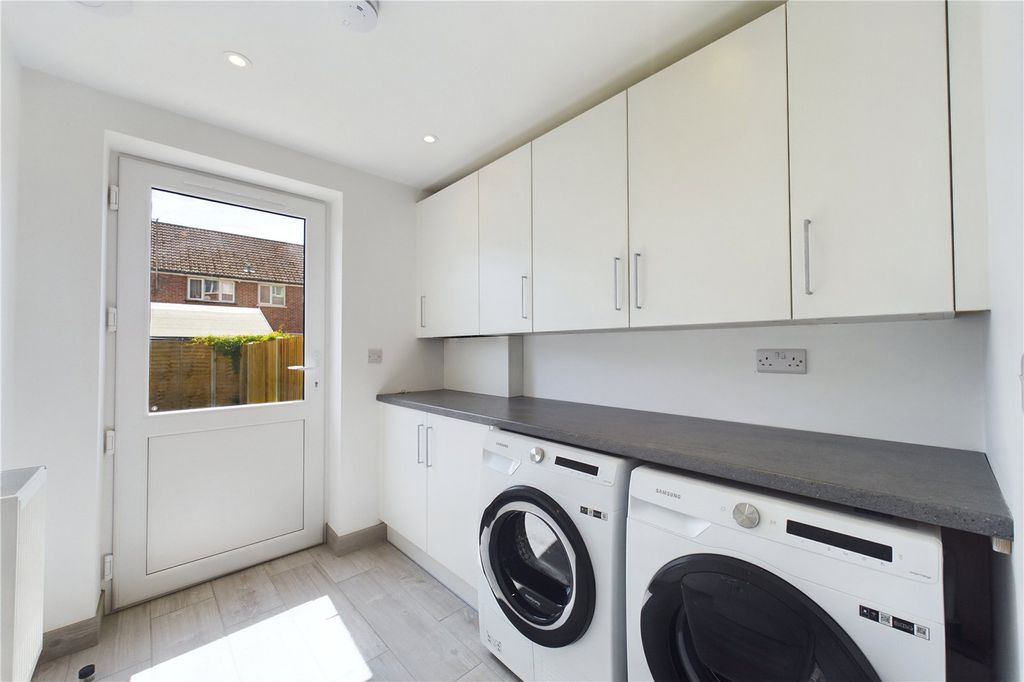 Additional image 13 of 3 bed town house to rentTurnpike Road, Newbury, Berkshire RG14