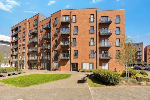 Flat 2/2 Geissler Drive, The Shore, Edinburgh EH6
