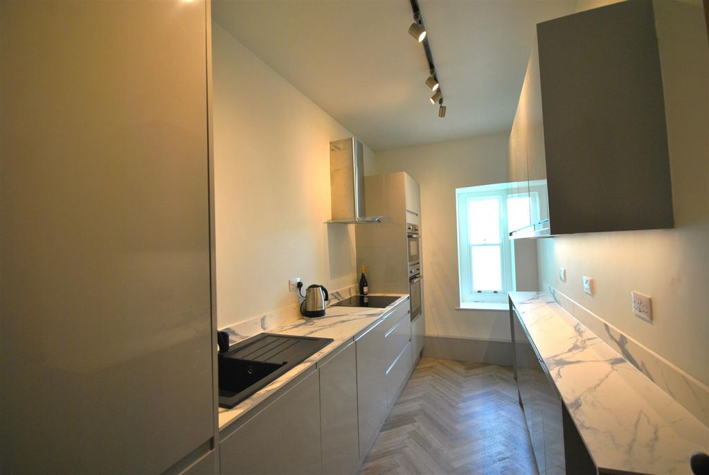 Additional image 3 of 2 bed flat to rentThe Esplanade, Tenby SA70