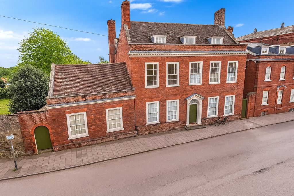 8 bed detached house for saleWestgate Street, Bury St. Edmunds, Suffolk IP33