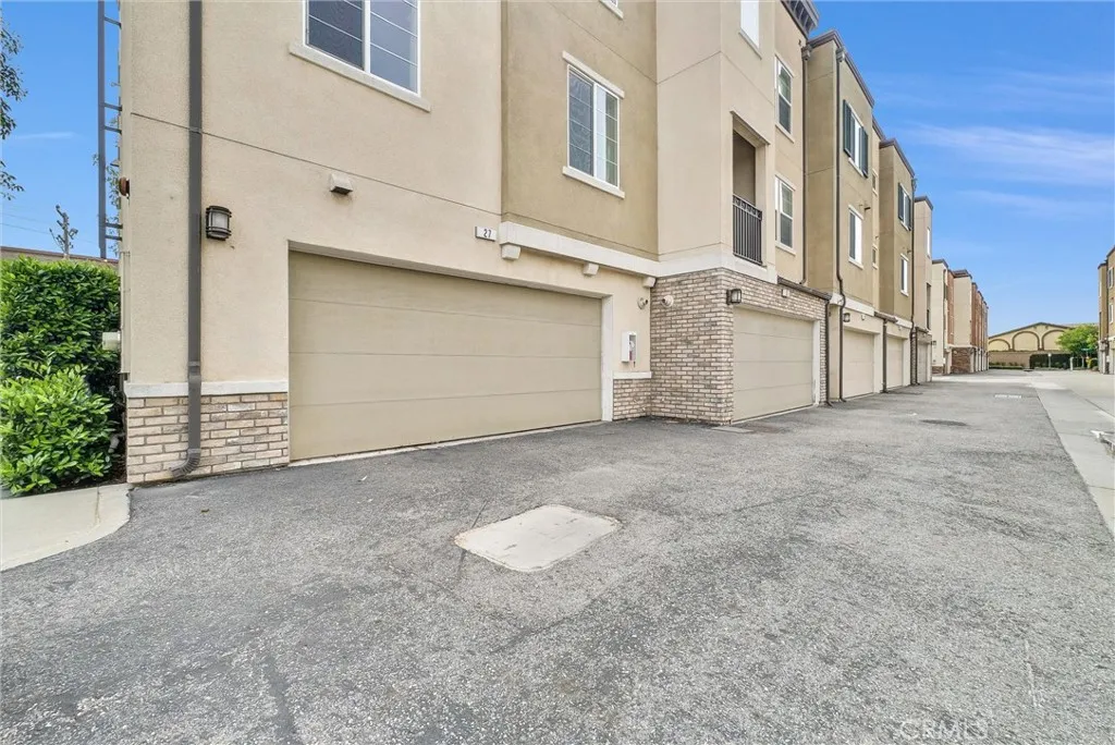 27 Larry Beard Dr, South El Monte, CA 91733
