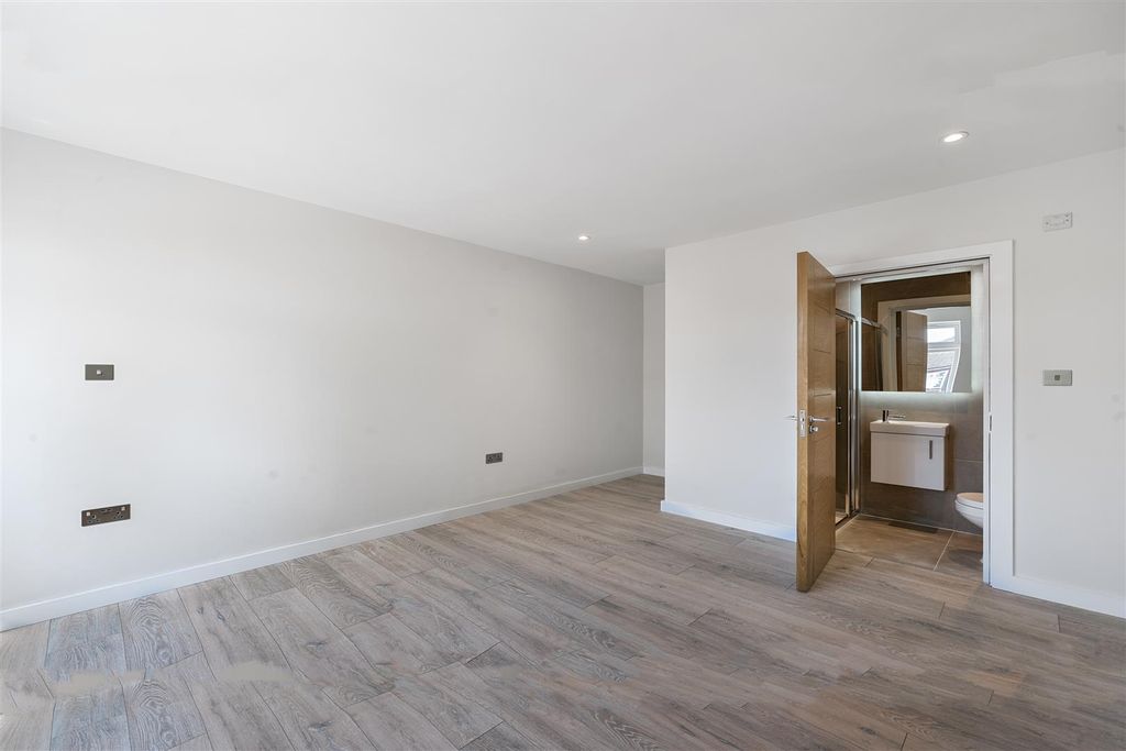 Additional image 3 of 2 bed flat to rentGunnersbury Avenue, London W5