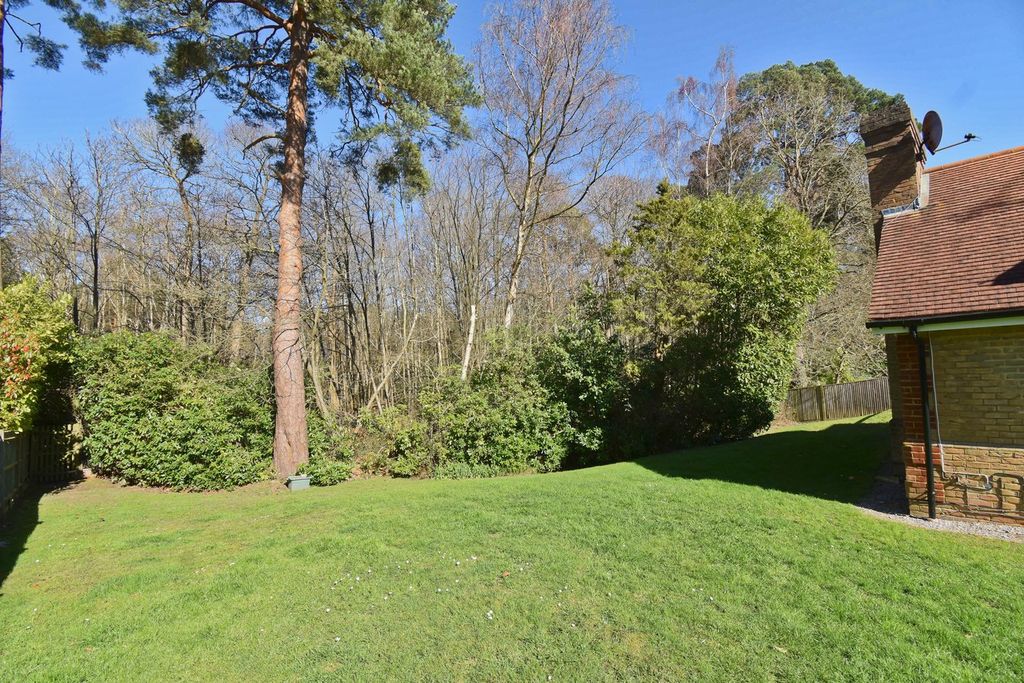Additional image 12 of 5 bed detached house to rentBeech Close, Cobham KT11