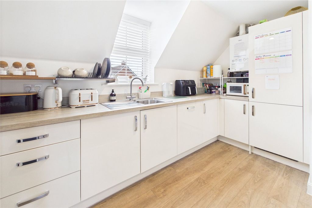 Additional image 13 of 2 bed flat to rentHutton Close, Newbury, Berkshire RG14
