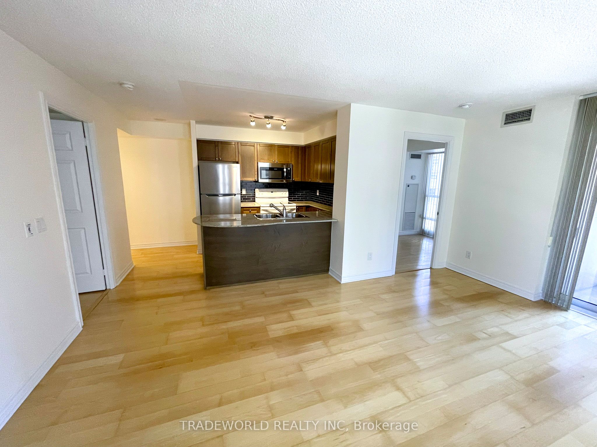 Additional image 4 of 909-763 Bay Street, Toronto, ON, M5G 2R3
