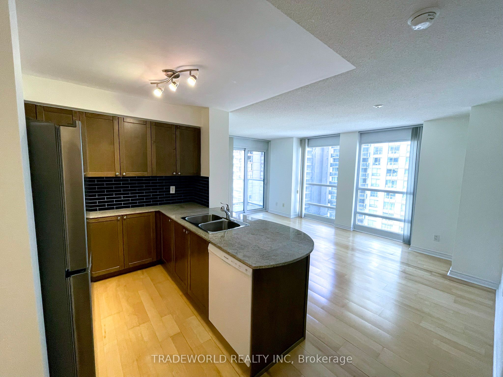 Additional image 3 of 909-763 Bay Street, Toronto, ON, M5G 2R3