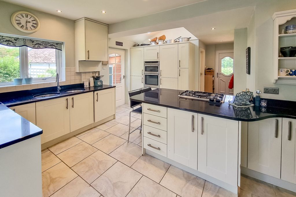 Additional image 8 of 4 bed semi-detached house to rentAlmsford Avenue, Harrogate HG2