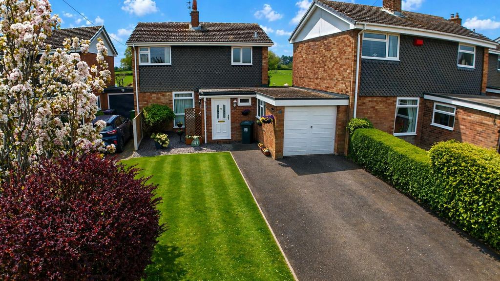 3 bed link detached house for saleThe Oval, Bicton, Shrewsbury SY3