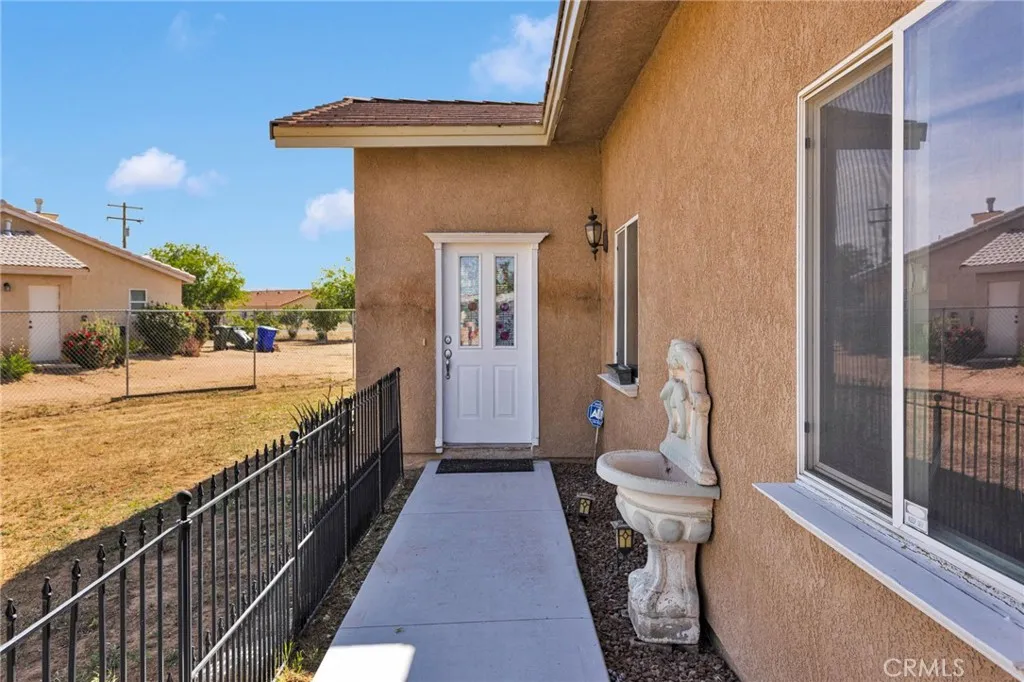20151 Serrano Rd, Apple Valley, CA 92307 photo 2