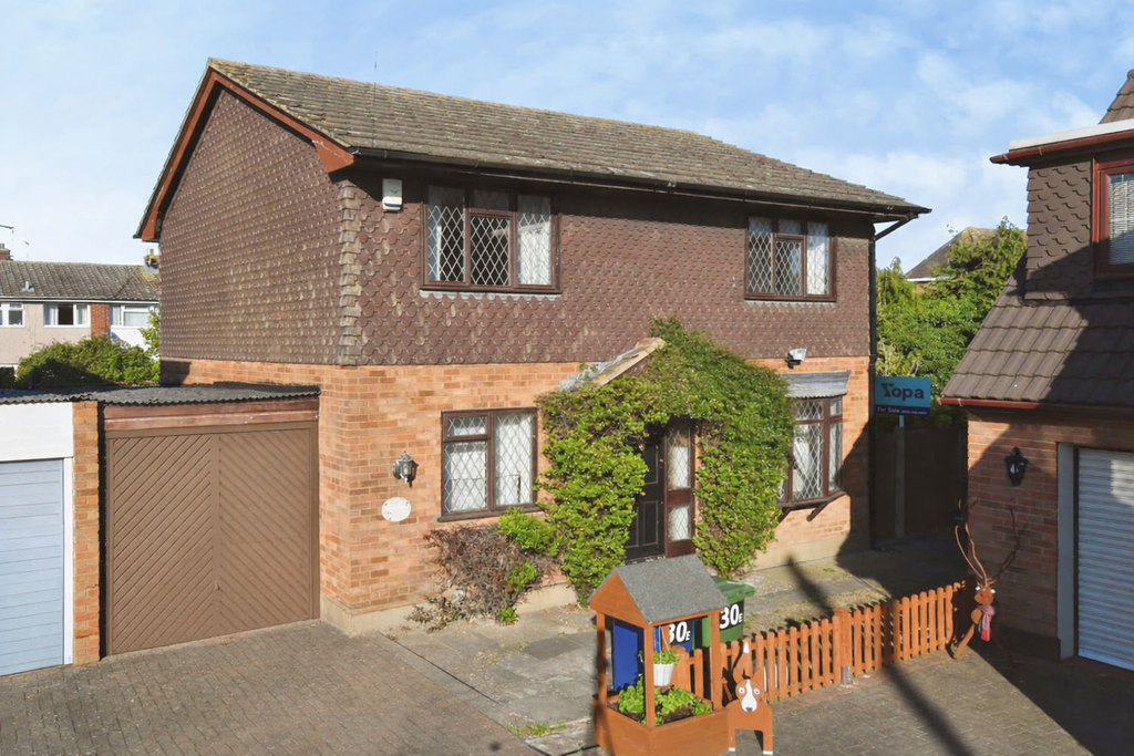 4 bed detached house for saleBranksome Close, Stanford-Le-Hope SS17