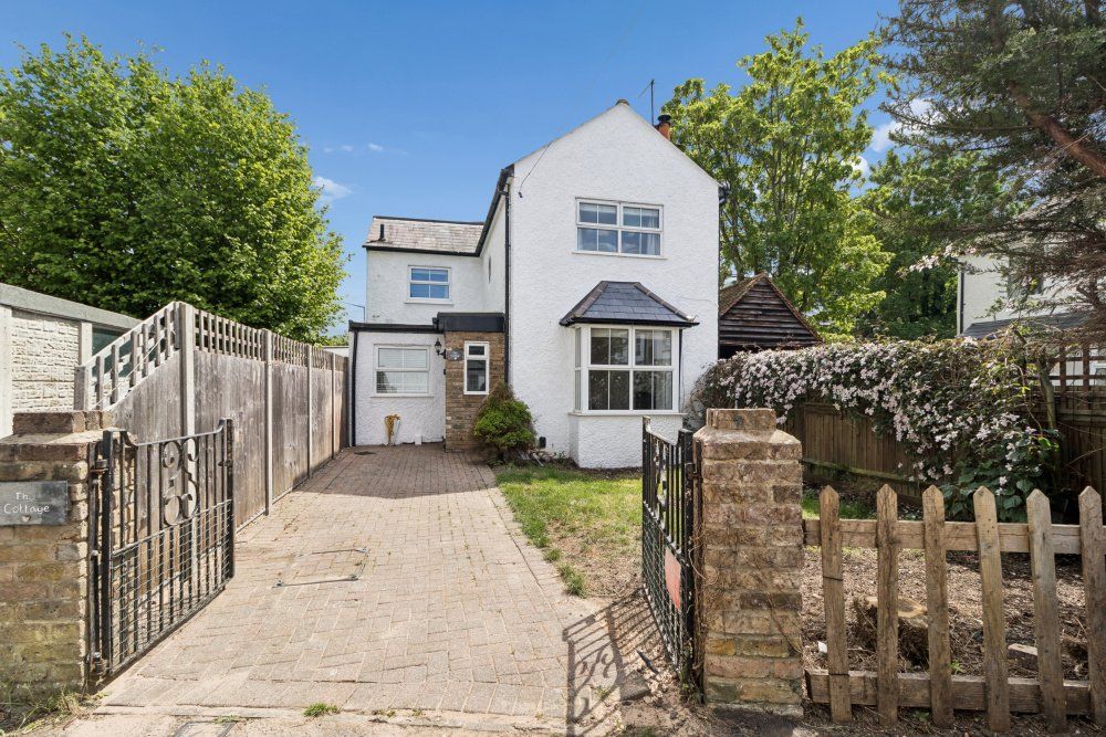 3 bed detached house to rentPinewood Close, Gerrards Cross, Buckinghamshire SL9