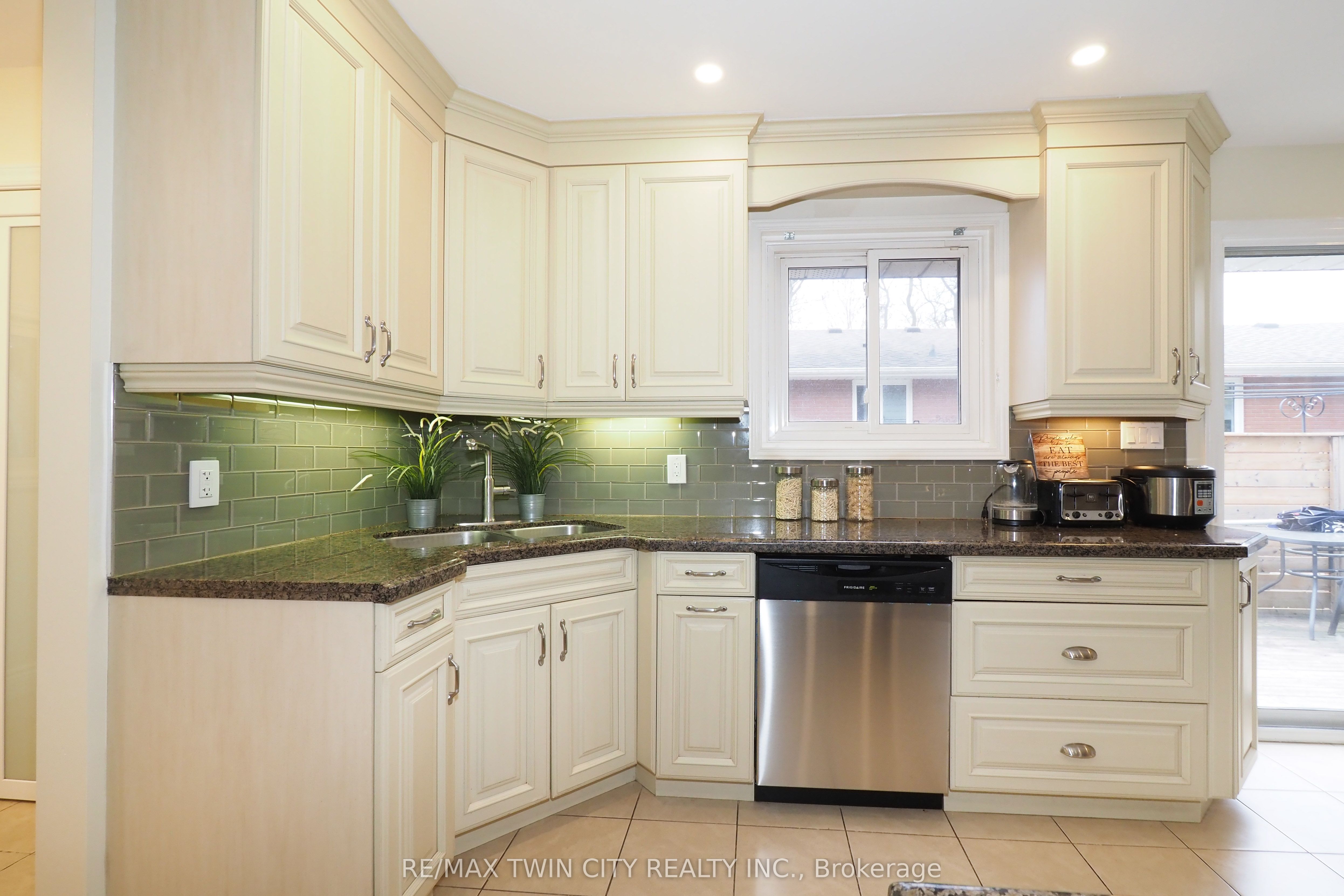 Additional image 5 of 163 Pinegrove Crescent, Waterloo, ON, N2L 4T9