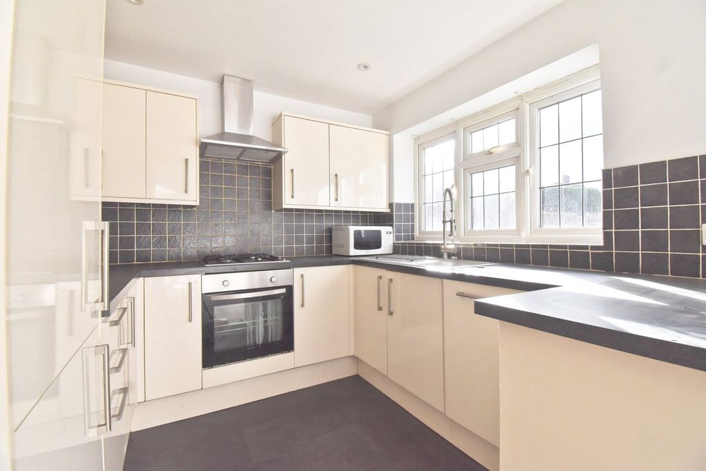 Additional image 3 of 4 bed semi-detached house to rentMolesey Road, Walton-On-Thames KT12