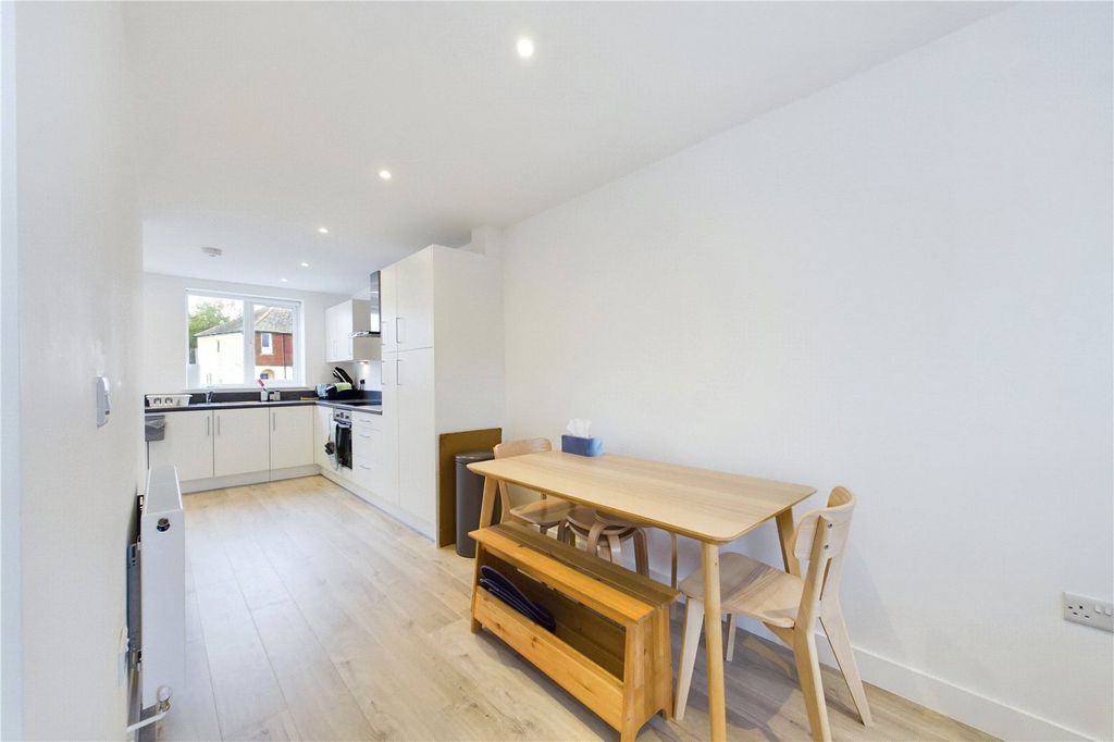 Additional image 6 of 3 bed town house to rentTurnpike Road, Newbury, Berkshire RG14