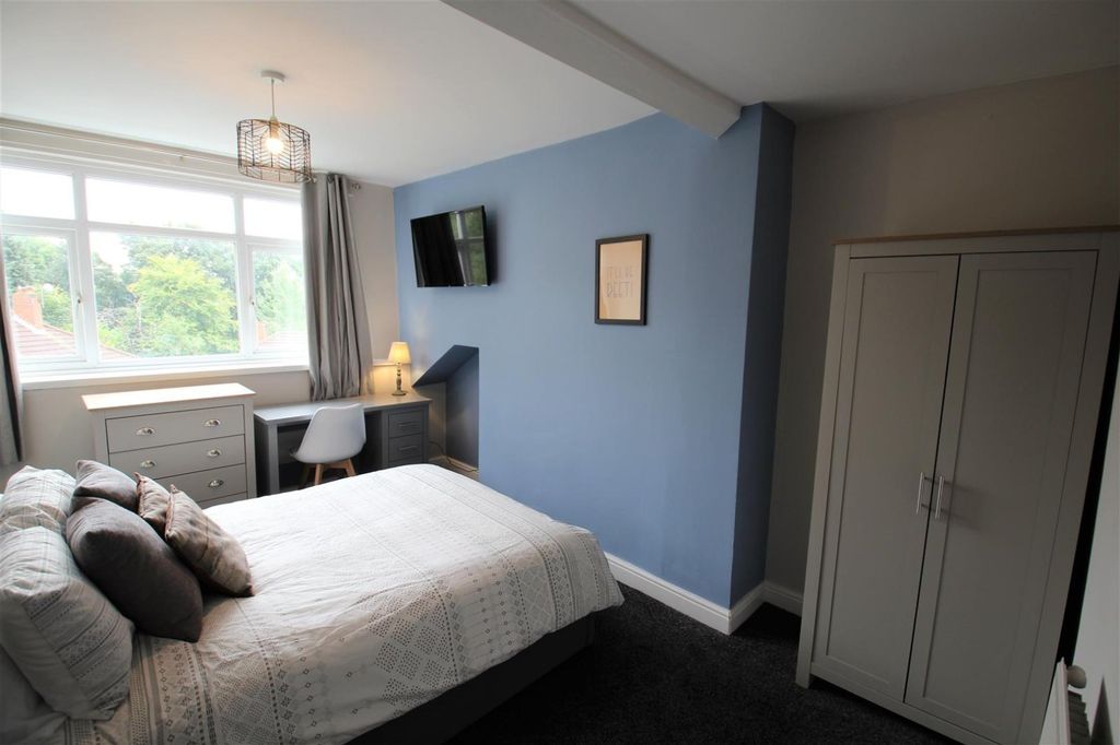 Additional image 6 of 4 bed flat to rentCliff Road, Woodhouse, Leeds, West Yorkshire LS6