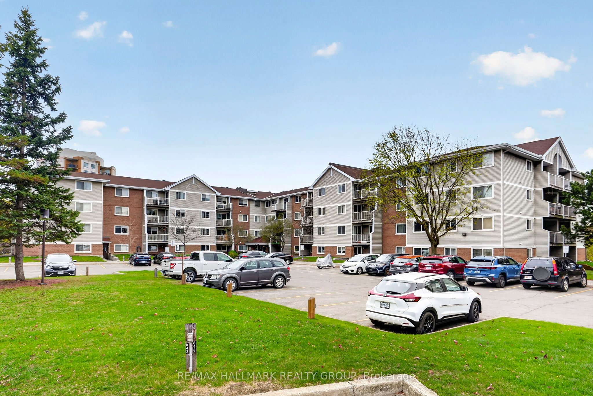 Additional image 2 of 214-270 Brittany Drive, Ottawa, ON, K1K 4M3
