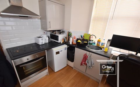 |Ref: R152521|, Portswood Road, Southampton SO17, Studio to rent
