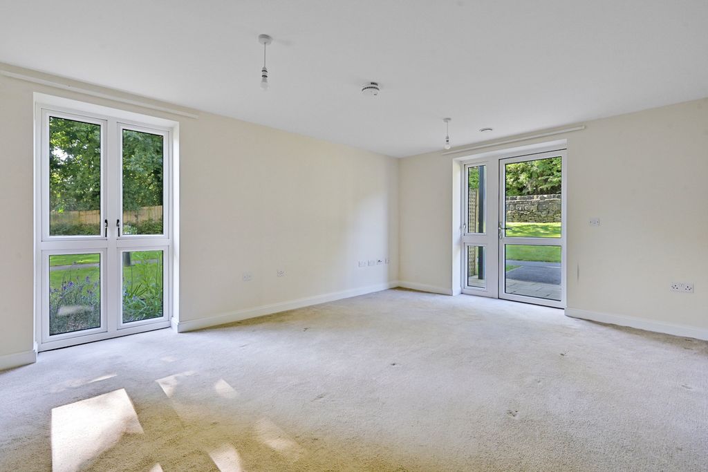 2 bed flat to rentBingley BD16 photo 3