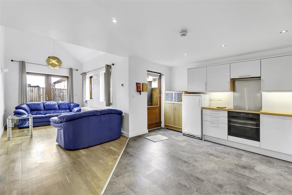 Additional image 5 of 5 bed property to rentSouthmead Road, Westbury-On-Trym, Bristol BS10