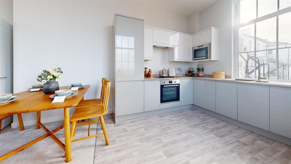 Additional image 7 of 2 bed flat for saleFlat 8 Sunnybank, 4-6 Wyke Road, Weymouth DT4