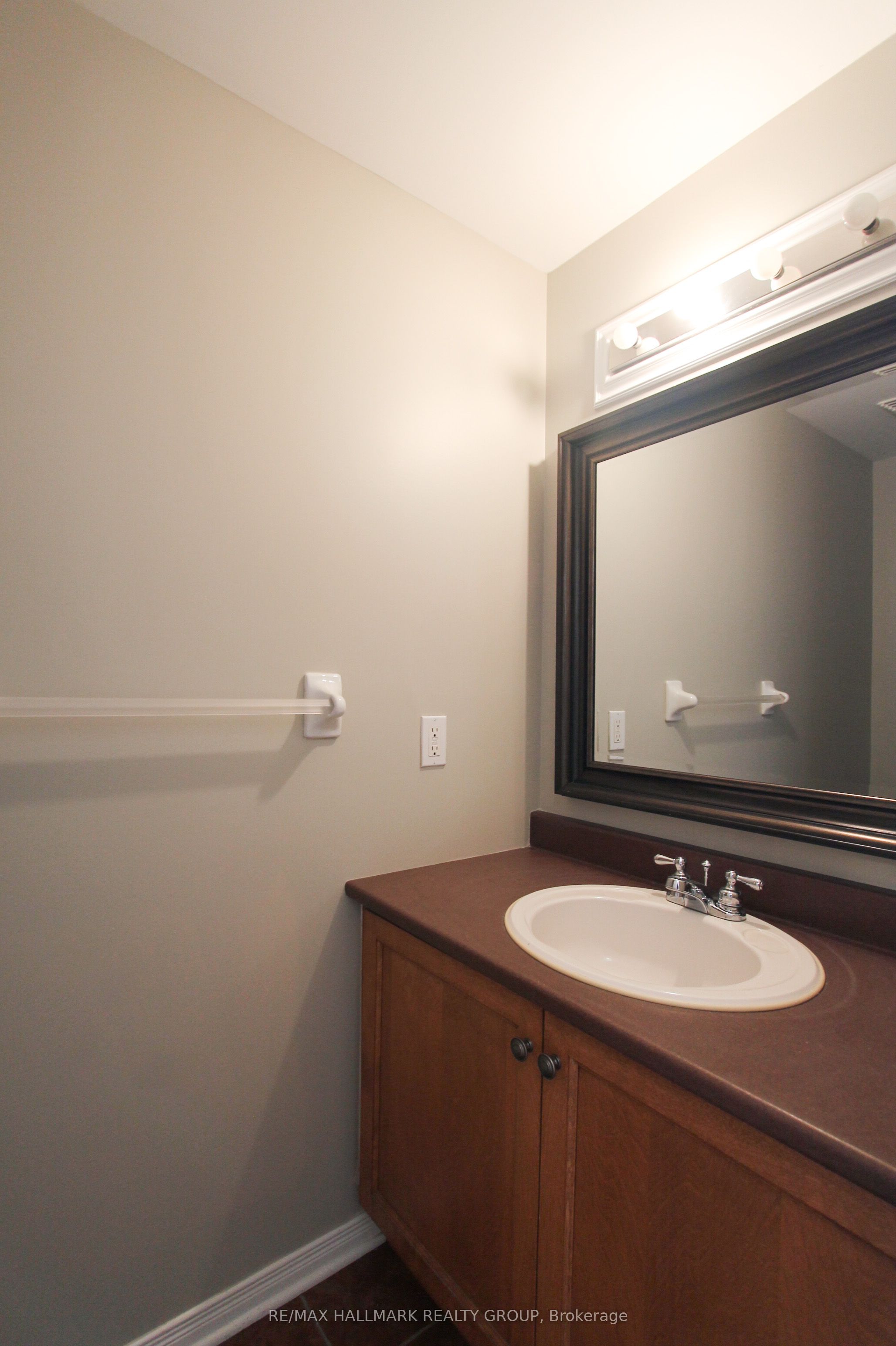 Additional image 3 of 55 Maxton Private, Ottawa, ON, K1J 1J1