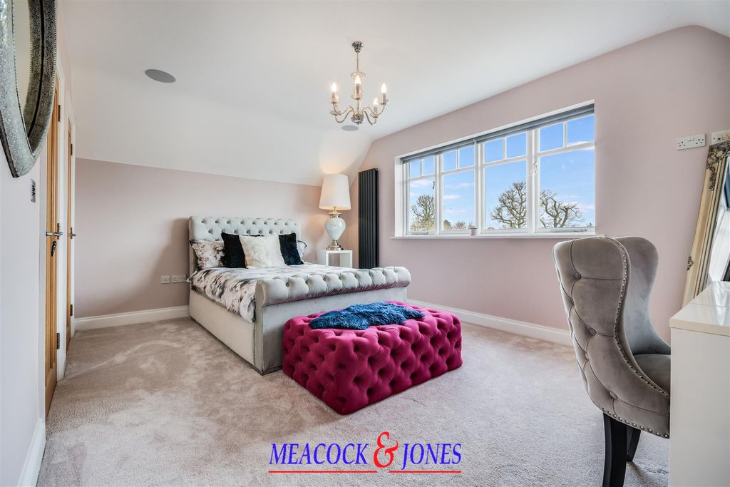 Additional image 16 of 5 bed detached house to rentRoundwood Avenue, Hutton Mount, Brentwood CM13