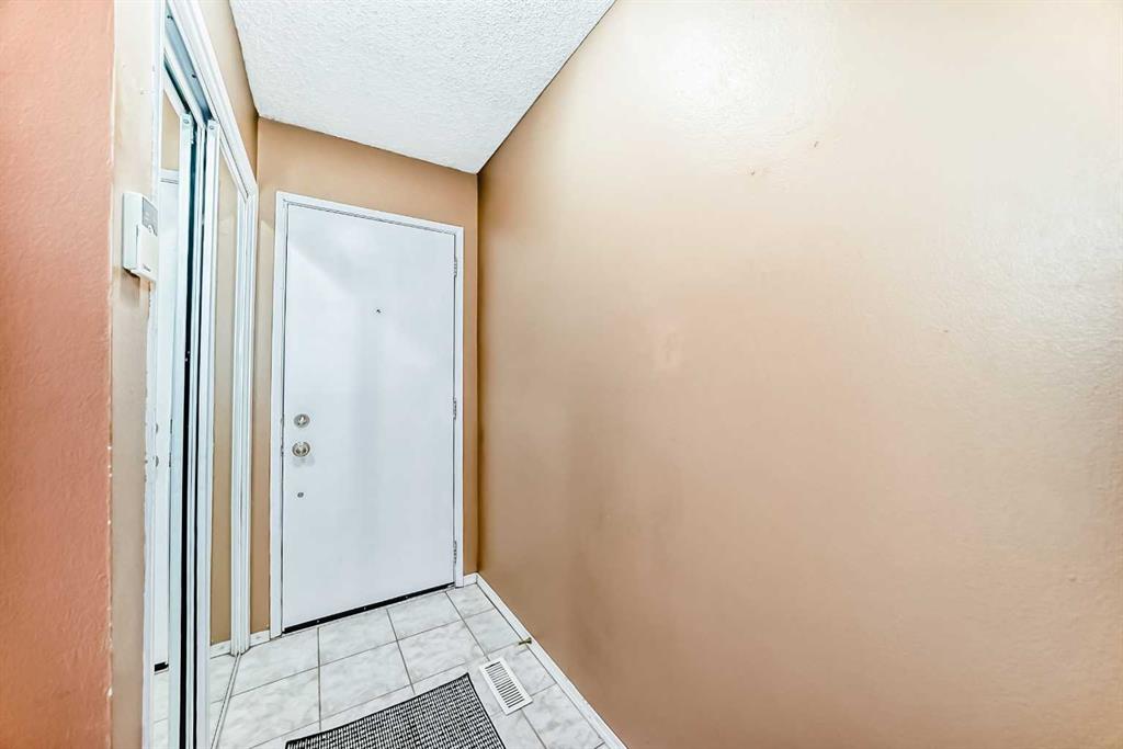 Additional image 4 of 98-123 Queensland Drive SE, Calgary, AB, T2J5J4