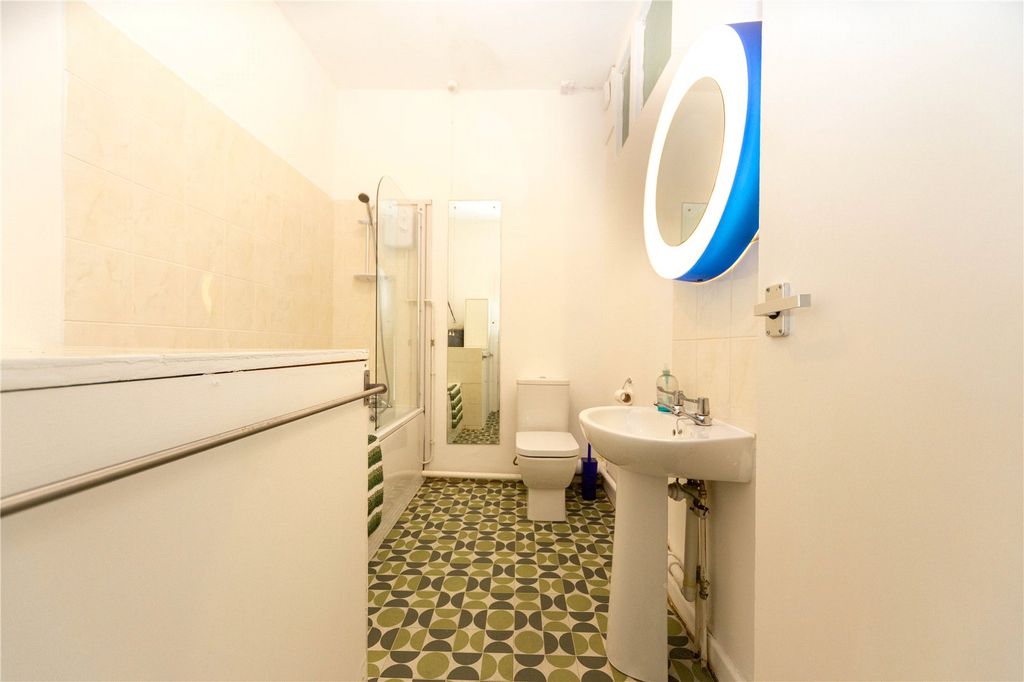 Additional image 11 of 1 bed flat to rentHickman Road, Penarth, Penarth CF64