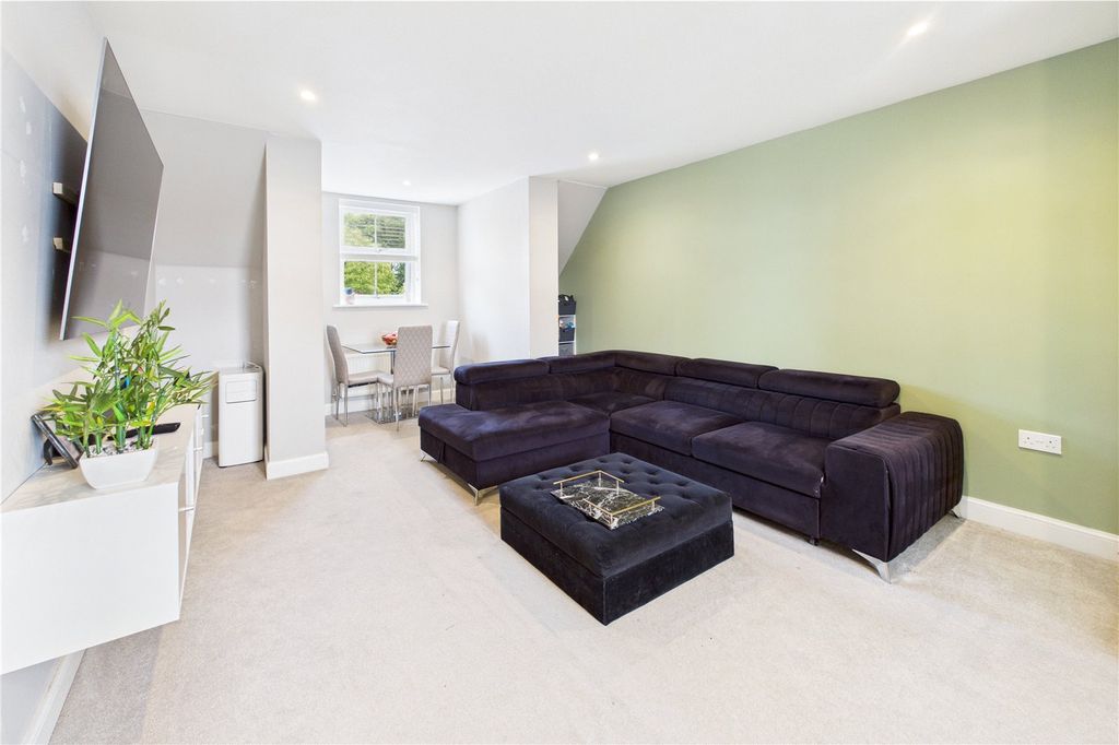 Additional image 9 of 2 bed flat to rentHutton Close, Newbury, Berkshire RG14