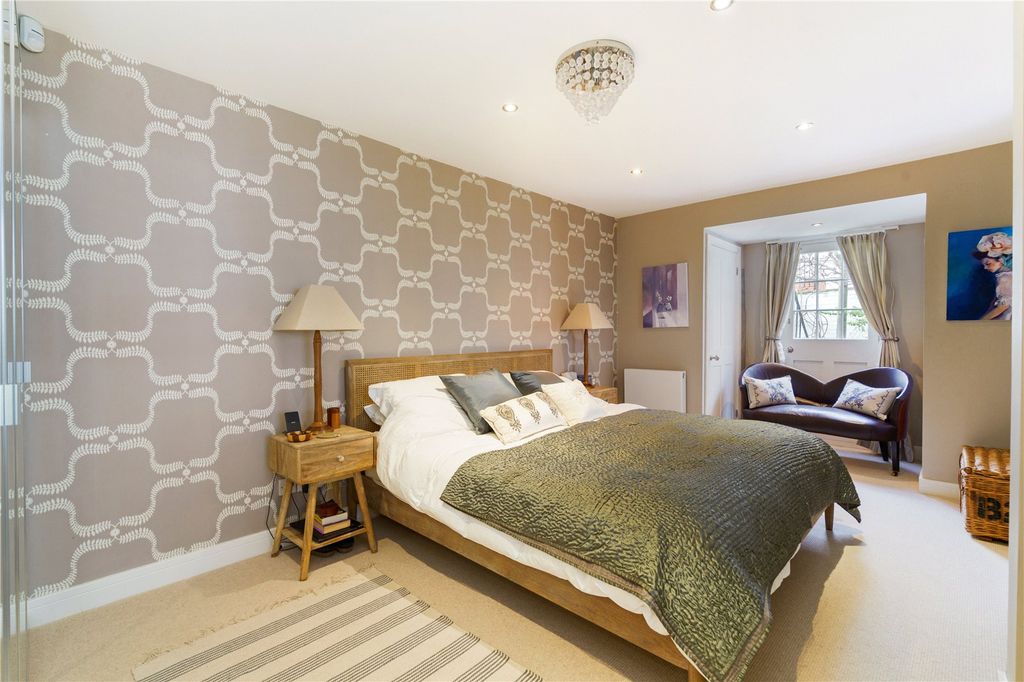 Additional image 4 of 2 bed flat to rentRoyal Crescent, Cheltenham, Gloucestershire GL50