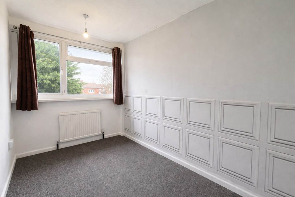 Additional image 3 of 4 bed semi-detached house to rentChertsey Close, Luton LU2