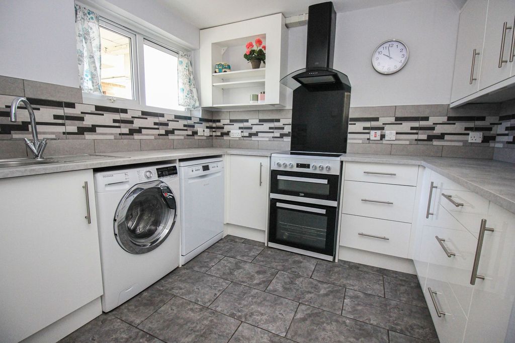 2 bed flat for saleWavell Road, Bitterne SO18 photo 2