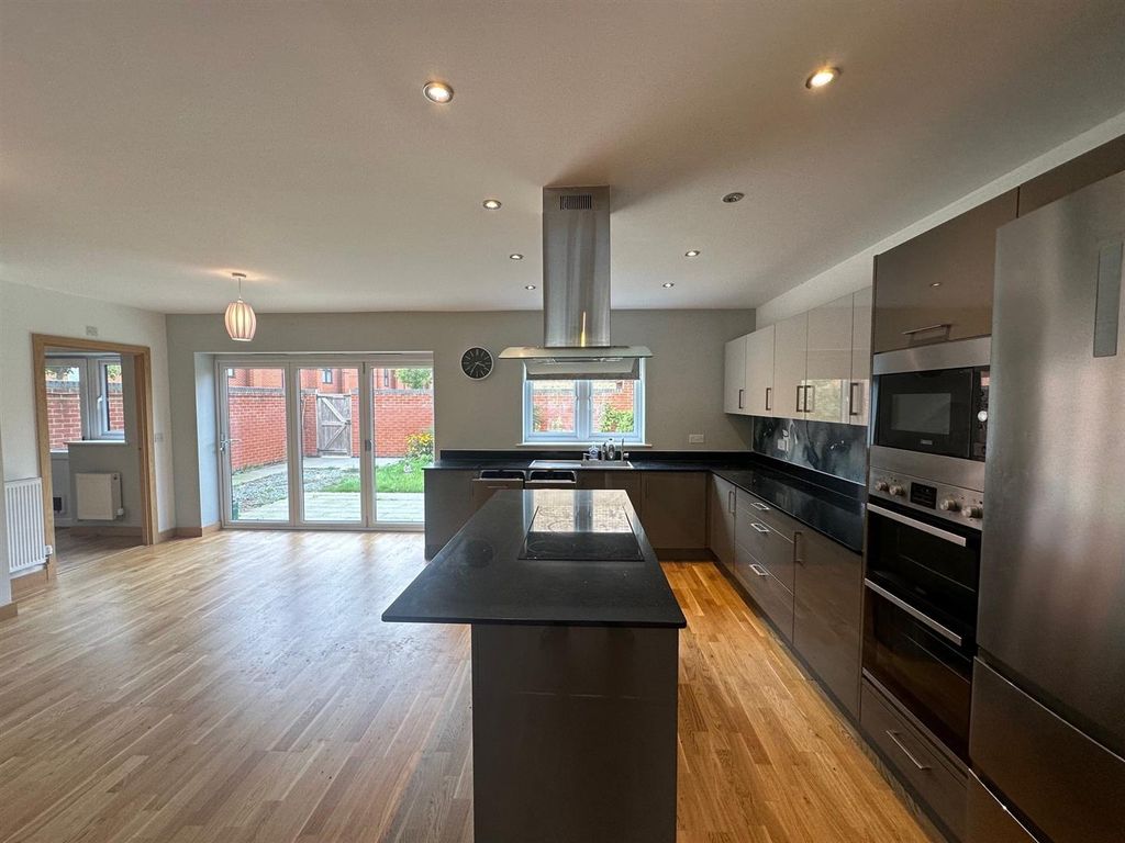 Additional image 2 of 5 bed detached house to rentMemorial Way, Off Thorpe Road, Peterborough PE3