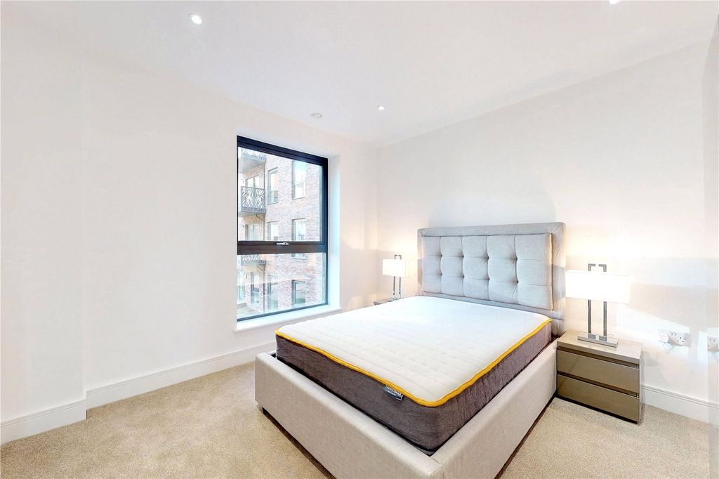 2 bed flat for saleCity View Point E14 photo 4