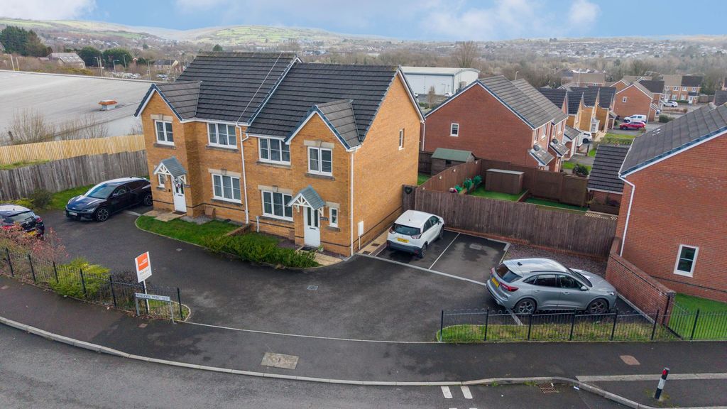3 bed semi-detached house for saleRhodfa Parc Slip, Tondu, Bridgend CF32