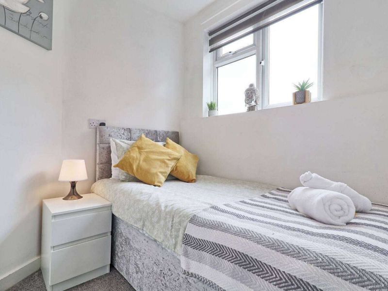 3 bed shared accommodation to rentHavering, UK RM12 photo 4